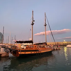 Wooden Boat- La Goletta Hotel en barco Barcelona